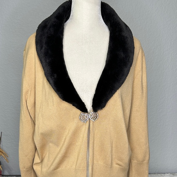 Tan Cardigan with Black Fur Collar and broach-style Closure XL - Picture 1 of 9